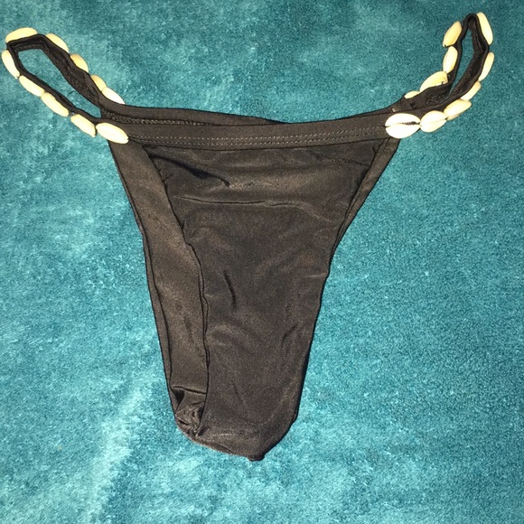 Bikini - Picture 3 of 4